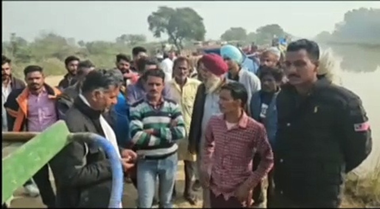 गाजर से लदी टै्रक्टर-ट्रॉली गंग नहर में गिरी, बैठे व्यक्तियों ने कूदकर बचाई जान