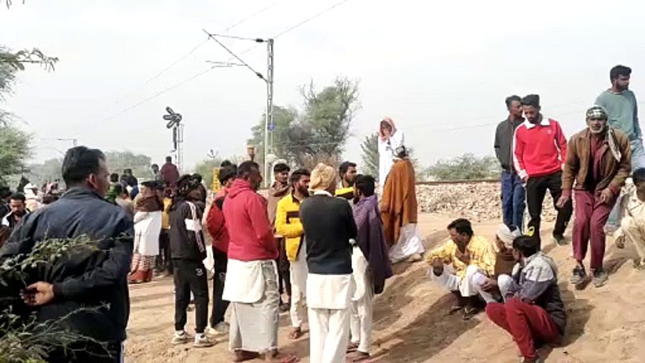 दिल्ली-सरायरोहिल्ला ट्रेन की चपेट में आने से चर...