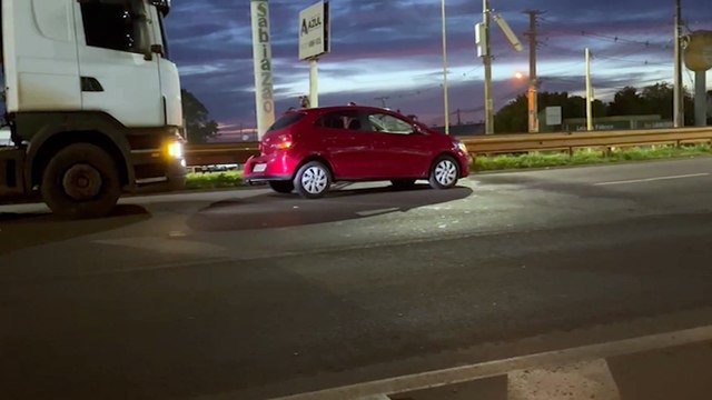 Acidente entre carro e caminhão é registrado no Trevo Cataratas