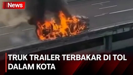 Truk Trailer Bermuatan Gulungan Kertas Terbakar di Tol Dalam Kota  Akibat Pecah Ban dan Dipaksa Berjalan