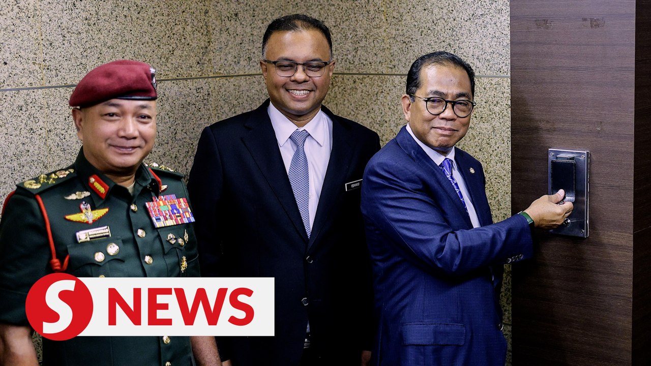 Khaled Nordin clocks in at Mindef