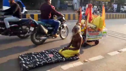 सड़क पर दंडवत प्रणाम के साथ नर्मदा परिक्रमा पूरा करने का संकल्प