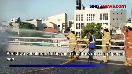Pecah Ban dan Dipaksa Berjalan, Truk Trailer Bermuatan Gulungan Kertas Terbakar di Tol Dalam Kota