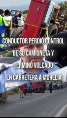 El conductor de una camioneta perdió el control del volante luego de que se reventara una llanta de la unidad y terminó volcando sobre carretera a Morelia, a la altura del poblado de Buenavista. Los tripulantes sufrieron lesiones #TuNotiReel