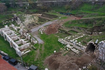 Smyrna Tiyatrosu'nun seyirci girişi gün yüzüne çıkarıldı