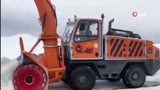 Bayburt'un yüksek rakımlı yerleri beyaza büründü karla mücadele aralıksız sürüyor