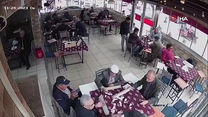 Okey masasında kavga eden dedeler kamerada