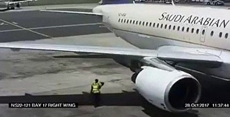 Passer derrière le réacteur d'un avion mauvaise idée