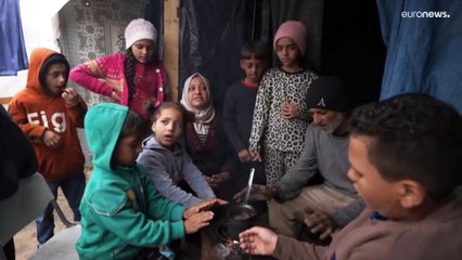 شاهد: الأمطار الغزيرة تفاقم معاناة النازحين في غزة
