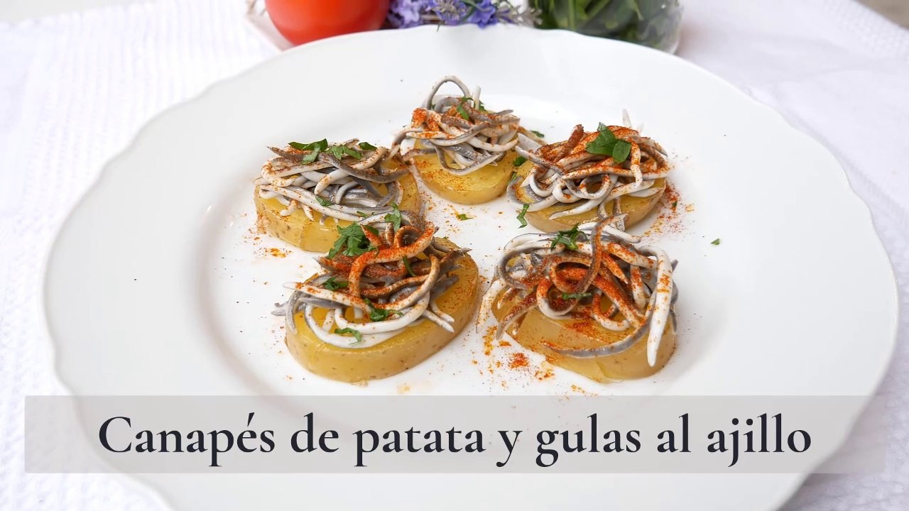Canapés de patata y gulas al ajillo, aperitivo fácil para Navidad ¡sin pan!