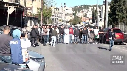 İsrail polisinden basına müdahale! Kafasına silahla vurdular, yere yatırıp tekmelediler!