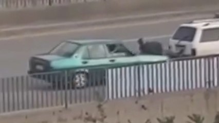 Yolda kalan aracı çekici değil iticiyle kurtardılar