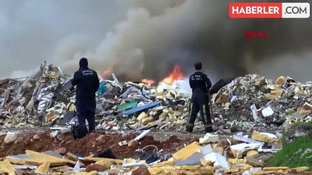 Antalya'da Evsel Atık Yangını Gökyüzünü Kapladı