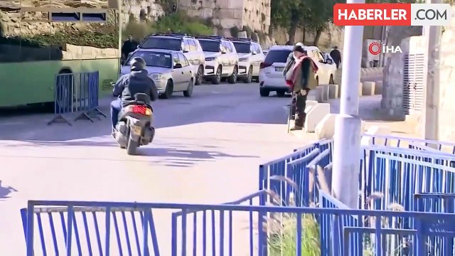 Filistinliler, İsrail'in Gazze Şeridi'ne yönelik ablukasının başlamasından bu yana çatışmaların gölgesinde 10'uncu cuma namazını kıldı