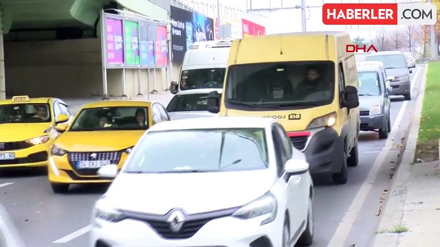 Bakırköy'de TIR Üst Geçide Çarptı