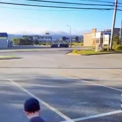 Chaque matin avant d’aller à l’école, ce petit garçon attend de saluer son père qui part au travail !