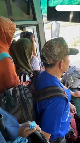 Viral! Pria Ngamuk di Bus Bandara, Minta Sopir Tabrakan Bus! Saat Diperiksa Bawa Kembang 7 Rupa