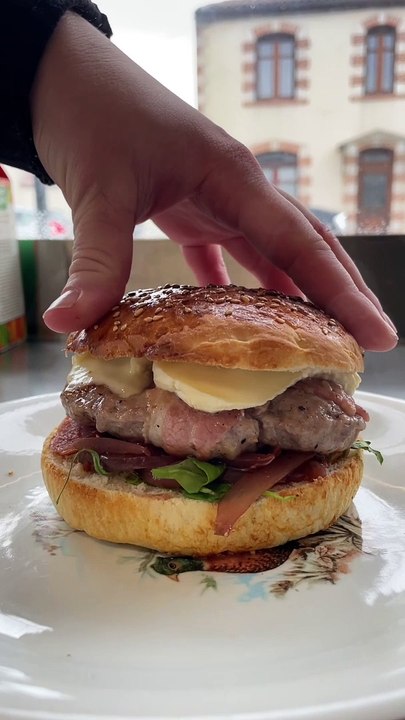 Un burger tartiflette et bacon du sud ouest