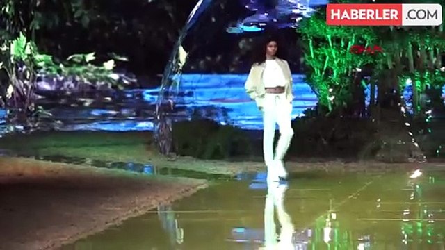 Dosso Dossi Fashion Show'da Norveçli top model Frida Aasen podyumda