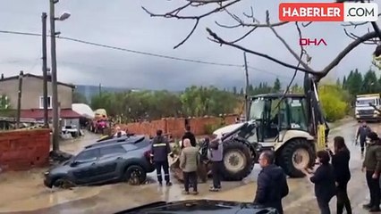 Çanakkale'de Sağanak Yağış: Otomobil Suya Kapıldı