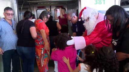 Crianças participam de festa natalina nometrô