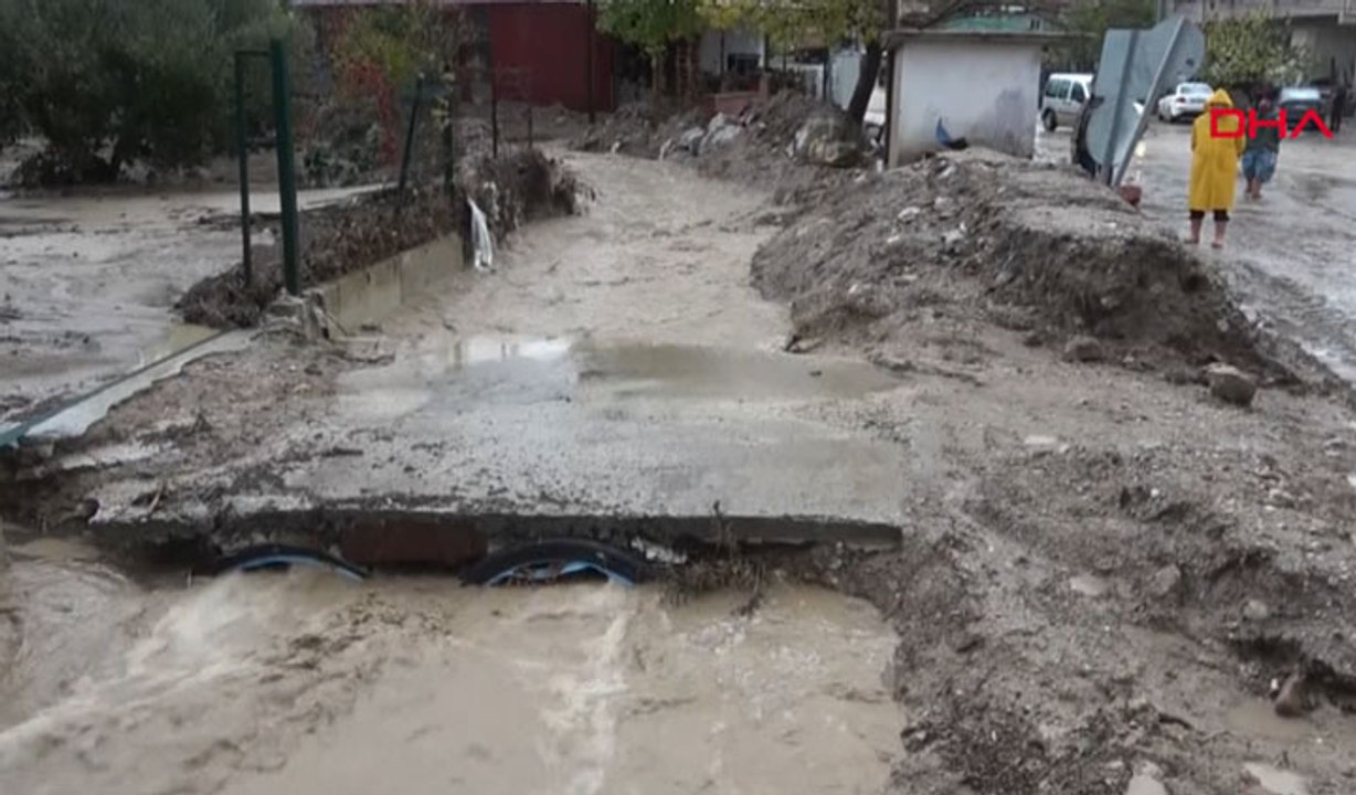 Çanakkale'de sağanak yağış... Dere taştı, araçlar sular altında kaldı