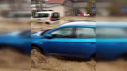 Çanakkale'yi sağanak vurdu! Dere taştı köy yolu trafiğe kapatıldı