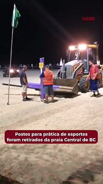 Postes para prática de esportes foram retirados da praia Central de BC