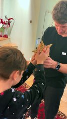 Σάκης Ρουβάς: Το πανύψηλο δέντρο - υπερπαραγωγή! Ανέβηκε στη σκάλα για να βάλει το αστέρι