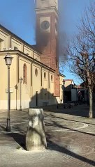Parabiago, incendiato il presepe di Villastanza: il fumo esce dalla chiesa