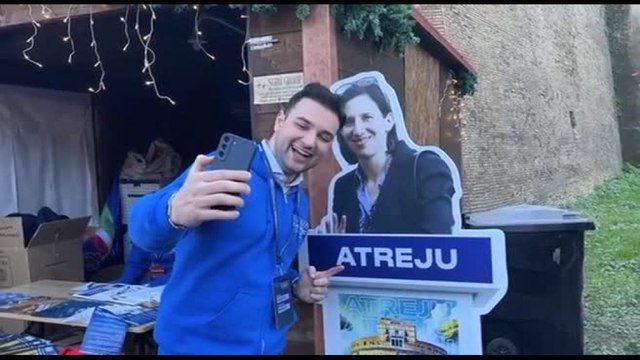 Il cartonato di Schlein ad Atreju? Così può farle tutte le domande