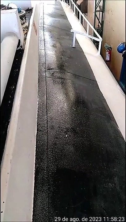 Ensaio hidrostático em tanques policêntricos salienta distribuição desigual de forças ao longo da estrutura.