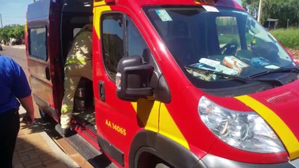 Mulher bate a cabeça contra para-brisa em acidente entre patinete e Strada no Brasmadeira