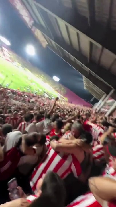La emoción de los hinchas tras el pitazo final en Lanús
