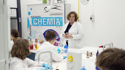 W Podkarpackim Centrum Nauki "Łukasiewicz" dzieci badały zawartość witaminy C w produktach spożywczych