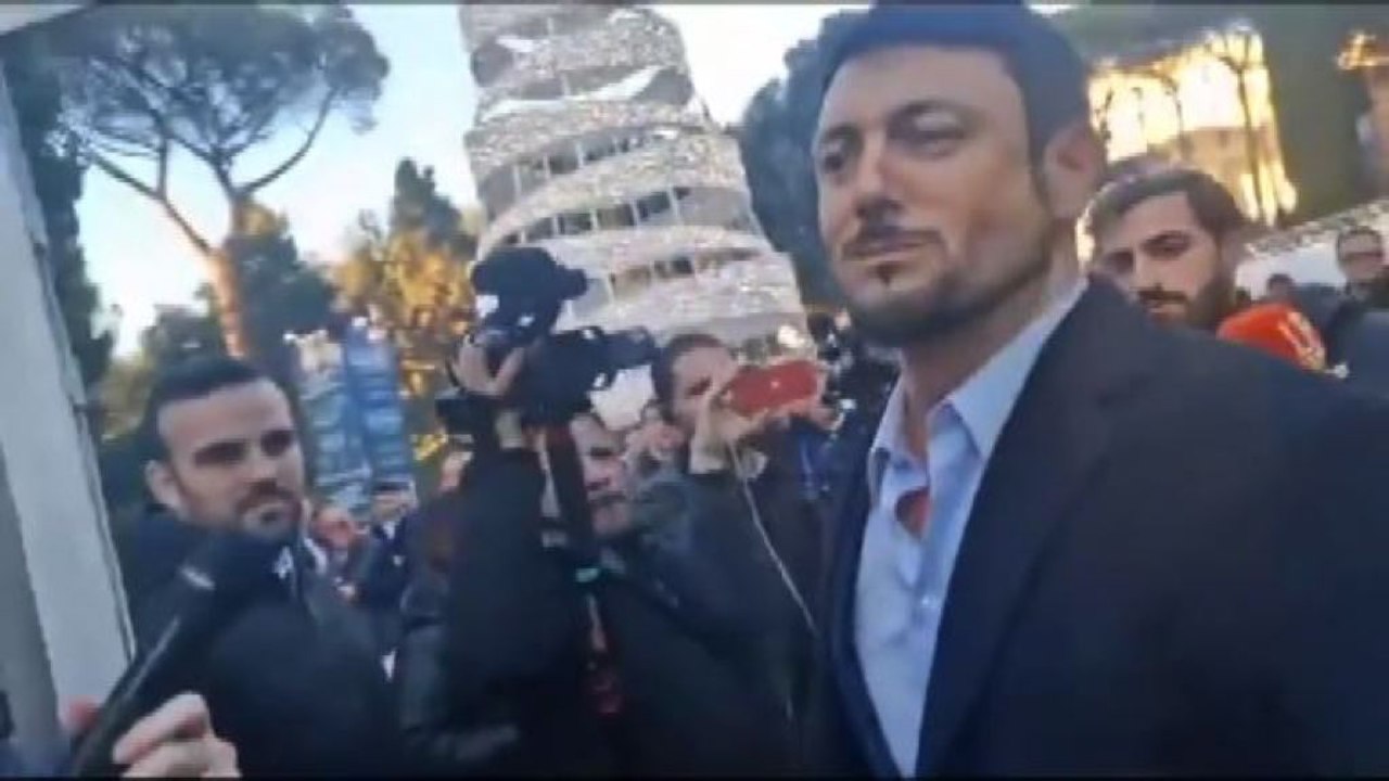 Ad Atreju Giambruno cattura l'attenzione tra si...
