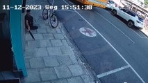 Cara de pau, ladrão não se importa com câmeras de segurança e furta bicicleta no Centro de Campo Largo