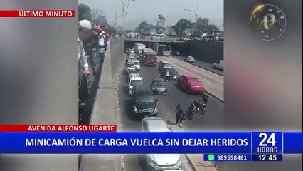 Cercado de Lima: Minicamión se vuelca sin dejar heridos