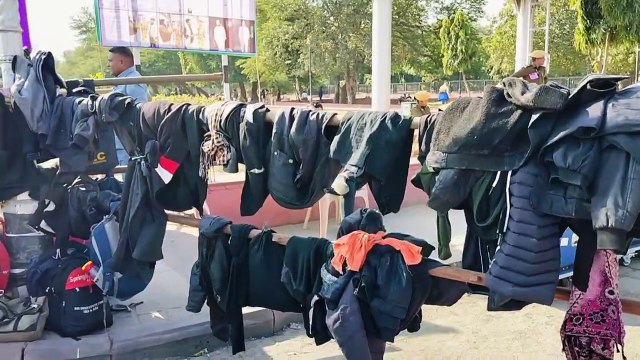शपथ ग्रहण समारोह में प्रदेश के कई जिलों सहित जयपुर शहर से पहुंचे हजारों लोग, उतरवाए काले कपड़े