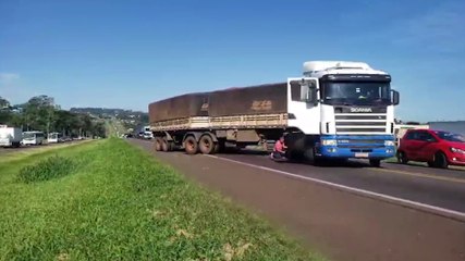 Carreta bitrem quebra e deixa trânsito caótico na BR-277, em Cascavel