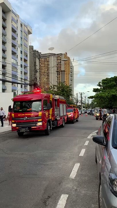 Apartamento pega fogo no Farol; prédios foram evacuados