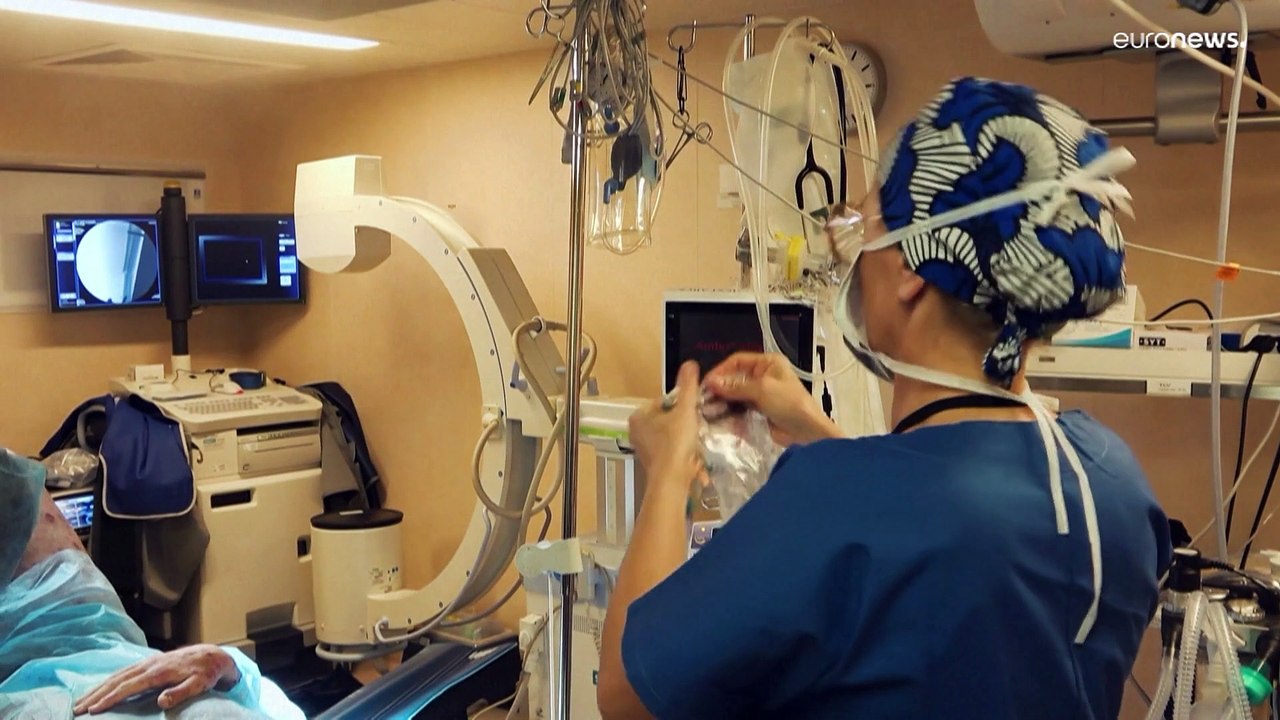 شاهد: حاملة طائرات فرنسية تقدم الرعاية الطبية للجرحى المدنيين في غزة