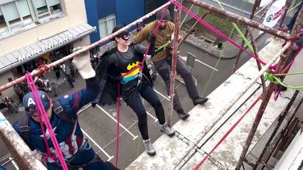 شاهد: مجموعة متسلقين متنكرين في أزياء الأبطال الخارقين يرسمون البسمة على وجوه الأطفال في المستشفى