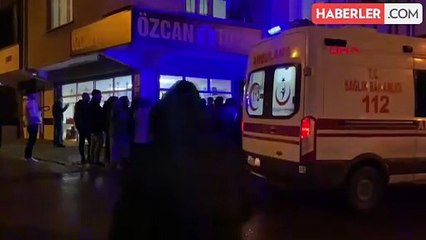 Esneyurt'ta Hafif Ticari Araç Dükkanın İçine Dalıp 2 Kişiyi Yaraladı