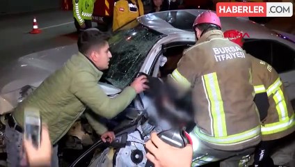 Bursa'da Kontrolden Çıkan Otomobil Metro Duvarına Çarptı