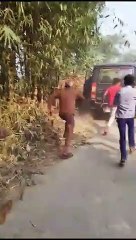 Video: ग्रामीणों ने पुलिस को दौड़ाया, योगी पुलिस का डरकर भागने का देखें वीडियो