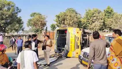 स्कूल की बस पलटी,एक दर्जन बच्चें हुए घायल
