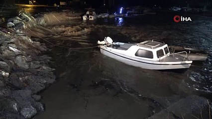 Çanakkale’de Kepez Deresi taştı, sahil yolu trafiğe kapatıldı