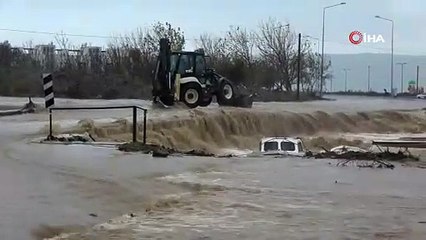Kepez deresindeki taşkın devam ediyor, sahil yolu trafiğe kapalı