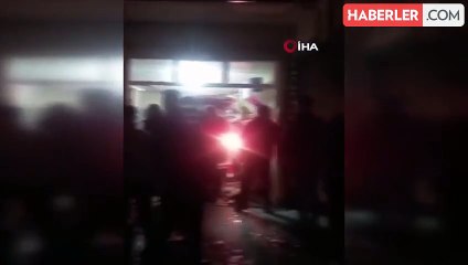 Esenyurt'ta Hafif Ticari Araç Dükkanın İçine Dalıp 2 Kişiyi Yaraladı